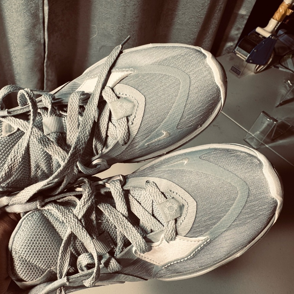 👟 Nike Kyrie Basketball Shoes – Gray

Men’s Size: US 5.5 - Picture 11 of 13